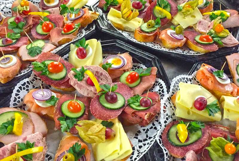 Platten, Schnittchen, Fingerfood, warme Gerichte liefern wir im Catering