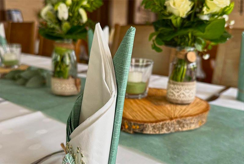 Liebevoll gedeckter Tisch im Restaurant