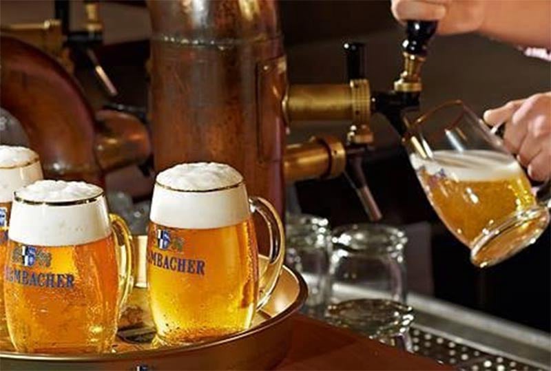 Frisches Bier in der Bauernstube