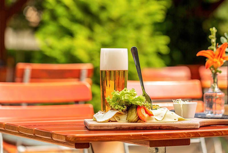 Ein frisches Bier auf der Terrasse