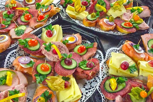 Catering - verschiedene Platten mit kleinen, frischen, köstlichen Häppchen