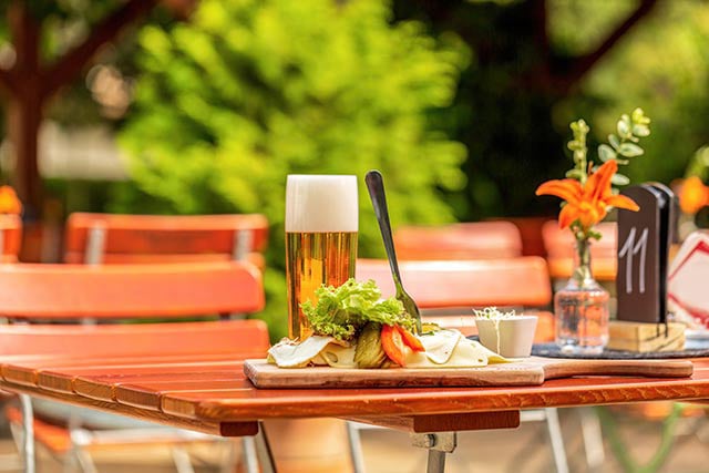 Ein frisches Bier im Sommer auf unserer Terrasse